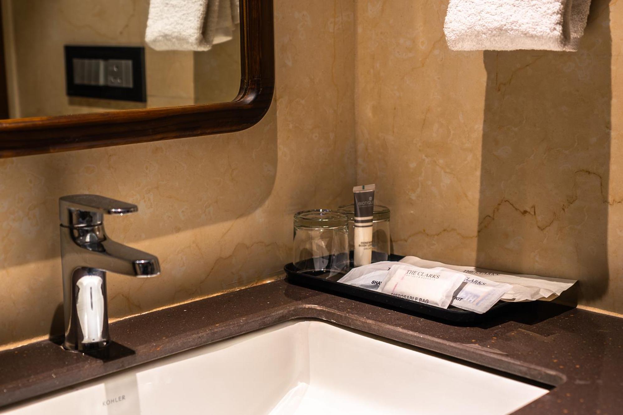 Clarks Inn Express, Ришикеш Экстерьер фото
